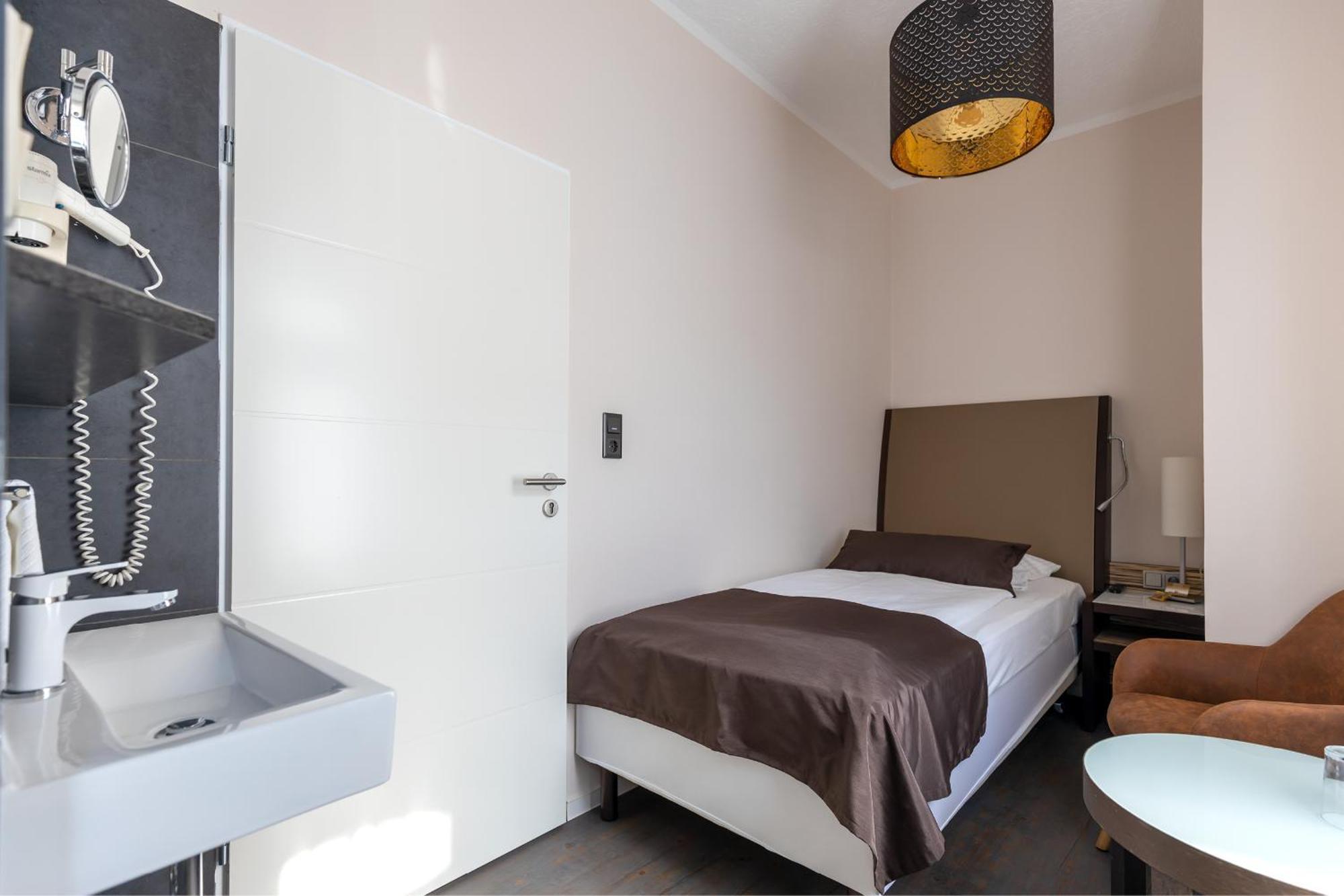 Hotel Garni " Am Domplatz" Эрфурт Экстерьер фото