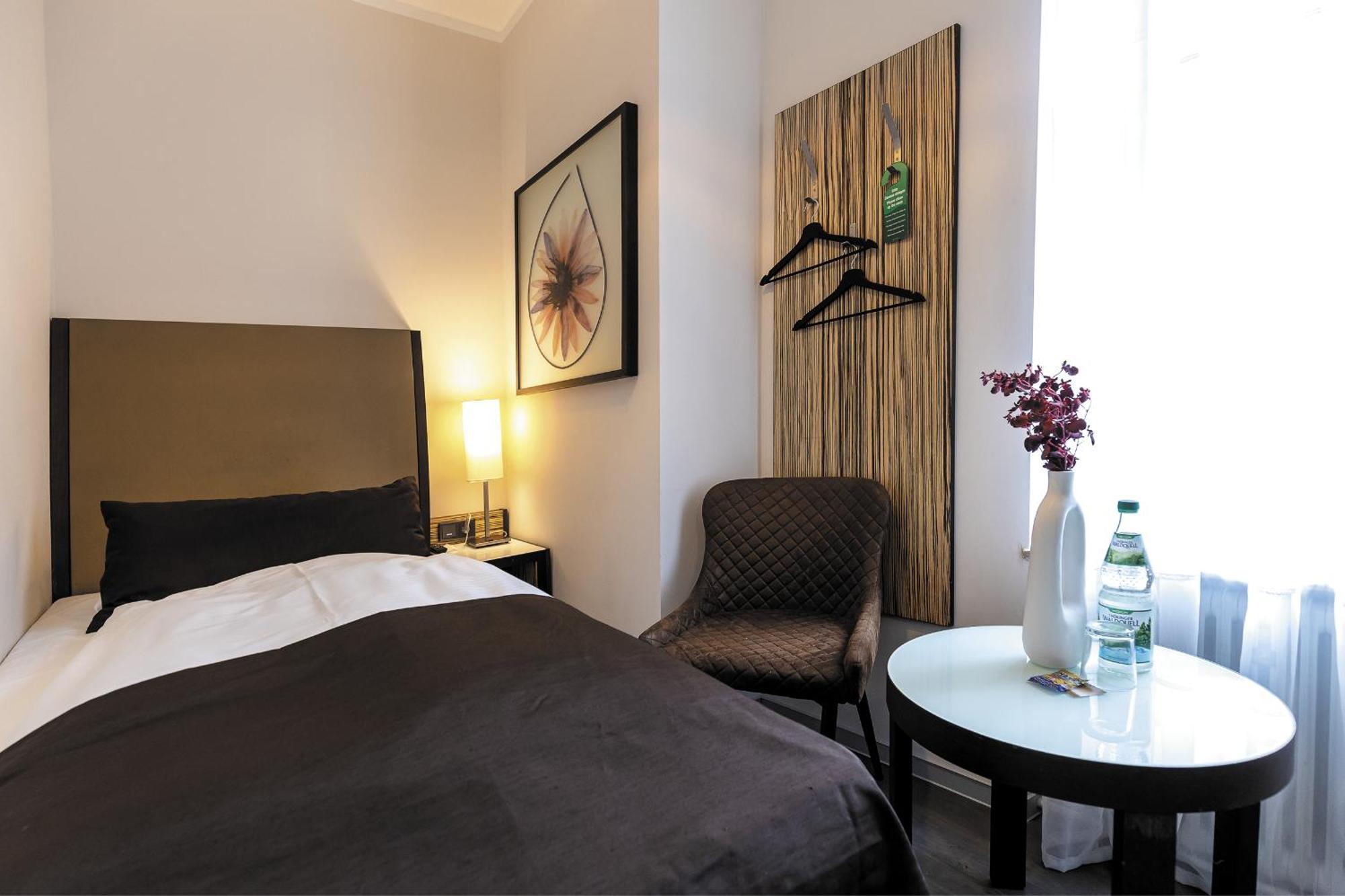 Hotel Garni " Am Domplatz" Эрфурт Экстерьер фото